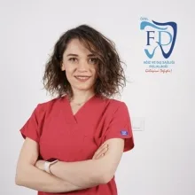 Dt. Feride Candar — Diş Hekimi, Kayseri. Portre fotoğrafı.