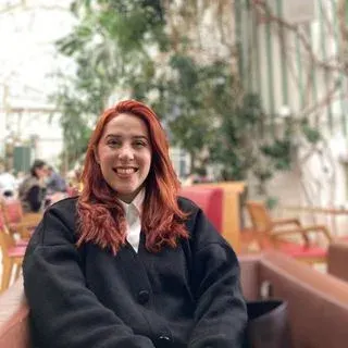 Kl. Psk. Ayşenur Yüksel — Psikoloji, İstanbul. Portre fotoğrafı.