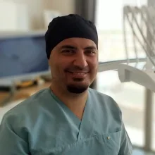 Dt. Onur Yücel — Diş Hekimi, İzmir. Portre fotoğrafı.