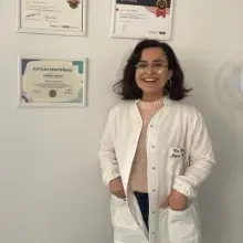 Dt. Merve Bilimli — Diş Hekimi, Adana. Portre fotoğrafı.