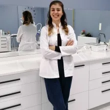 Dt. Öznur Keleş — Diş Hekimi, Eskişehir. Portre fotoğrafı.