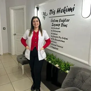 Dt. Zeynep Dinç Kurudal — Diş Hekimi, Karasu, Sakarya. Portre fotoğrafı.