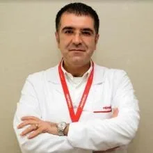 Prof. Dr. Gökhan Okan — Dermatoloji, İstanbul. Portre fotoğrafı.