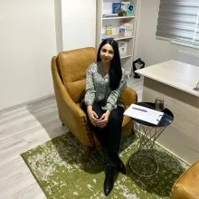 Psk. Yağmur Güzel — Psikoloji, İstanbul. Portre fotoğrafı.