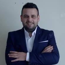 Dyt. Emre Özkan — Diyetisyen, İzmir. Portre fotoğrafı.