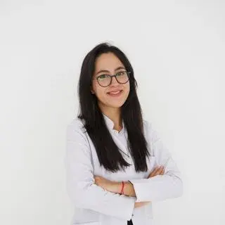 Dkt. Ayşe Çakır — Dil ve Konuşma Terapisi. Portre fotoğrafı.