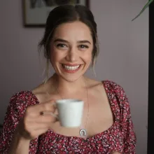 Dyt. Cansu Özdemir — Diyetisyen. Portre fotoğrafı.
