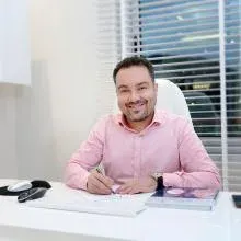 Op. Dr. Mehmet Çelik — Plastik Rekonstrüktif Ve Estetik Cerrahi, Antalya. Portre fotoğrafı.