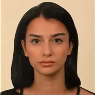 Psk. Zeynep Nur Mirza — Psikoloji, İstanbul. Portre fotoğrafı.