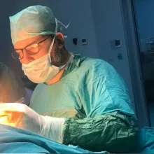 Op. Dr. Tolga Yener — Plastik Rekonstrüktif Ve Estetik Cerrahi, İstanbul. Portre fotoğrafı.