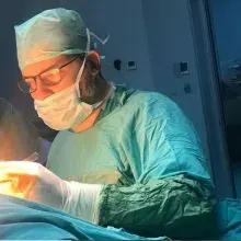 Op. Dr. Tolga Yener — Plastik Rekonstrüktif Ve Estetik Cerrahi, İstanbul. Portre fotoğrafı.