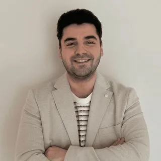 Psk. Umut Özmerdinoğlu — Psikoloji, İzmir. Portre fotoğrafı.