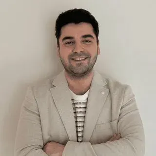 Psk. Umut Özmerdinoğlu — Psikoloji, İzmir. Portre fotoğrafı.