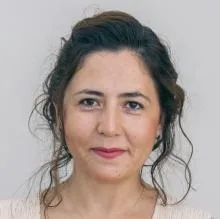 Uzm. Dr. Gülden Karaoğlu — Çocuk Sağlığı Ve Hastalıkları, Antalya. Portre fotoğrafı.