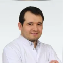 Dt. Mustafa Özbakır — Diş Hekimi, İzmir. Portre fotoğrafı.