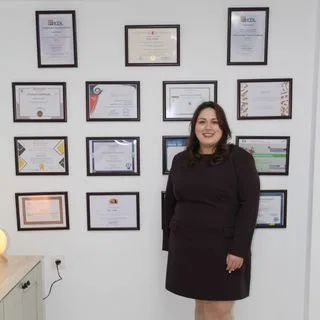Dkt. Özge Onarel — Dil ve Konuşma Terapisi, Bilecik. Portre fotoğrafı.