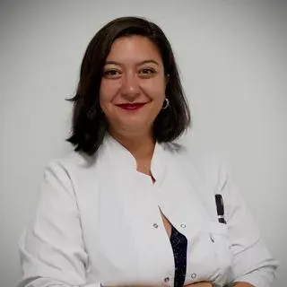 Uzm. Dr. Yasemin Karakaptan — Nöroloji, İzmir. Portre fotoğrafı.