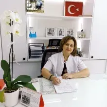 Dt. Semra Güven — Diş Hekimi, Aydın. Portre fotoğrafı.