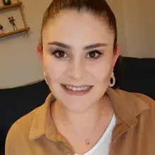 Psk. Cansu Şafak Gürkan — Psikoloji, İzmir. Portre fotoğrafı.