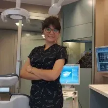 Dt. Cansu Ceviz Güven — Diş Hekimi, İzmir. Portre fotoğrafı.