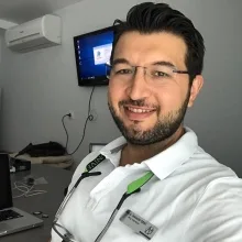 Dt. Halil İbrahim Sahi — Diş Hekimi, Kahramanmaraş. Portre fotoğrafı.
