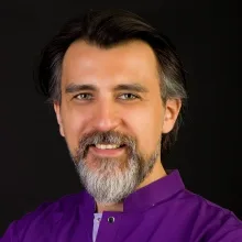Dr. Dt. Kerem Aşkın — Antalya. Portre fotoğrafı.