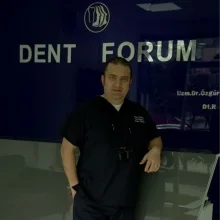Dt. Reha Öngen — Diş Hekimi, İzmir. Portre fotoğrafı.