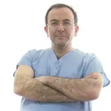 Prof. Dr. Ali Gürlek — Plastik Rekonstrüktif Ve Estetik Cerrahi, İstanbul. Portre fotoğrafı.