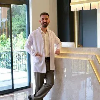 Dt. Eren Geyik — Diş Hekimi, Adana. Portre fotoğrafı.