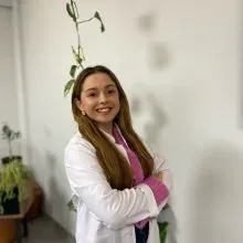 Dyt. Ece Karabay — Diyetisyen, Uşak. Portre fotoğrafı.
