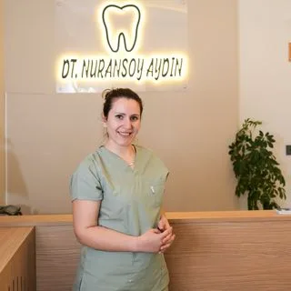Dt. Nuran Nuransoy — Diş Hekimi, Balıkesir. Portre fotoğrafı.