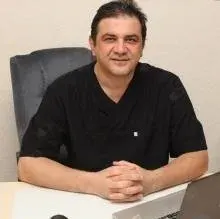 Uzm. Dr. Armin Müştak — Dermatoloji, Ankara. Portre fotoğrafı.