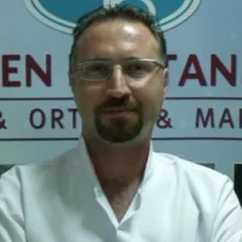 Op. Dr. Emre Korkmaz — Beyin Ve Sinir Cerrahisi. Portre fotoğrafı.