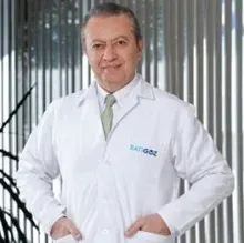 Prof. Dr. Suphi Acar — Göz Hastalıkları, Üsküdar, İstanbul. Portre fotoğrafı.