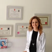 Dr. Dt. Pınar Saatci — İzmir. Portre fotoğrafı.