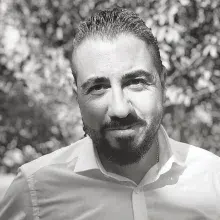 Uzm. Psk. Emirhan Karaduman — Psikoloji, İstanbul. Portre fotoğrafı.