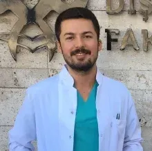Dt. Fatih Cömert — Diş Hekimi. Portre fotoğrafı.