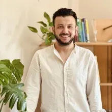 Uzm. Psk. Hasan Akalın — Psikoloji, İstanbul. Portre fotoğrafı.