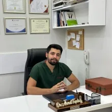 Dt. Ahmet Topdağ — Diş Hekimi, Adana. Portre fotoğrafı.