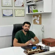 Dt. Ahmet Topdağ — Diş Hekimi, Adana. Portre fotoğrafı.