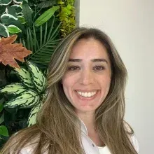 Uzm. Dt. Hatice Kübra Eren — İstanbul. Portre fotoğrafı.