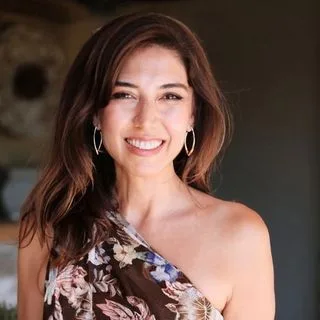 Dyt. Esra Yaşar — Diyetisyen, İzmit, Kocaeli. Portre fotoğrafı.