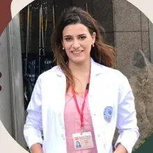 Uzm. Dr. Hüray Karaca Çökmüş — Plastik Rekonstrüktif Ve Estetik Cerrahi, İzmir. Portre fotoğrafı.