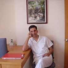 Dt. Zafer Ayözcan — Diş Hekimi, Kadıköy, İstanbul. Portre fotoğrafı.