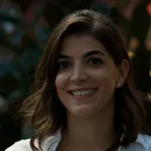 Doç. Dr. Çağla Şar — Ortodonti, İstanbul. Portre fotoğrafı.