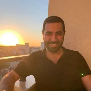 Dt. Ege Türkyılmaz — Diş Hekimi, Kadıköy, İstanbul. Portre fotoğrafı.