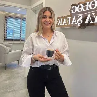 Psk. Elif Asya Şafak — Psikoloji, Hatay. Portre fotoğrafı.