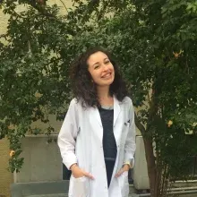 Dyt. Burcu Kara — Diyetisyen, İzmir. Portre fotoğrafı.