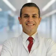 Dt. Serhat Önen — Diş Hekimi, Yıldırım, Bursa. Portre fotoğrafı.