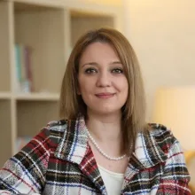 Psk. Nesli Zağlı — Psikoloji, İzmir. Portre fotoğrafı.